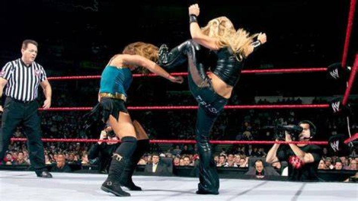 Trish Stratus Vs Mickie James WrestleMania 22 
