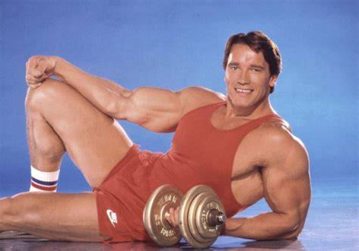 Unearthed Image Shows, Arnold Schwarzenegger, Picking Up 5’6 Tall Actress With
One Hand Showing His Ultimate Strength