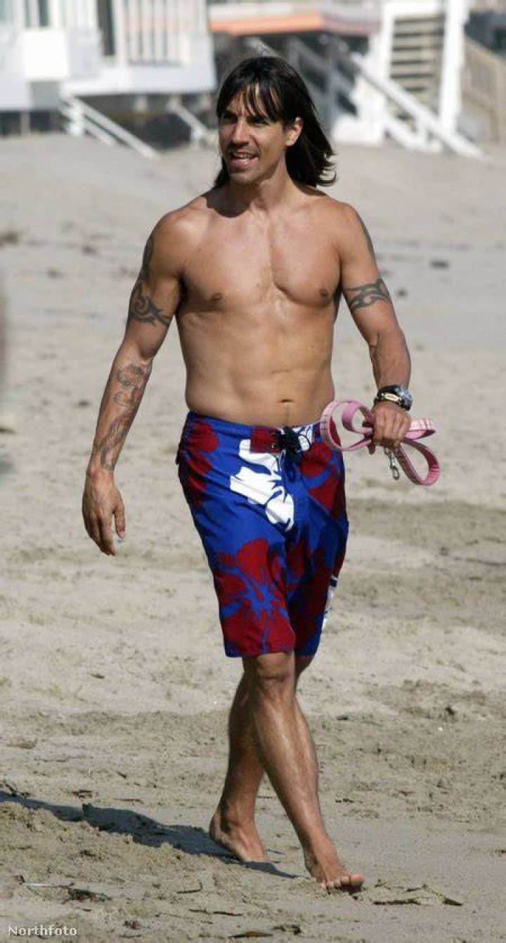Velvet Blogok Anthony Kiedis nyilv&aacute;nosan cs&ouml;cs&ouml;r&eacute;szte nőj&eacute;t
