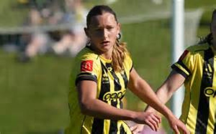 W-League football: Wellington Phoenix make history with New Zealand's first women's professional team
