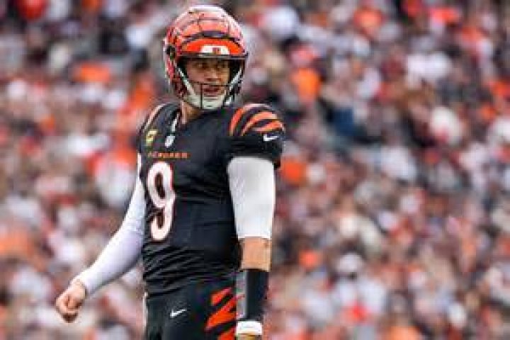 WATCH: The Hit Joe Burrow Took During College Championship That Transformed Him
Into the Coldest QB In a Decades