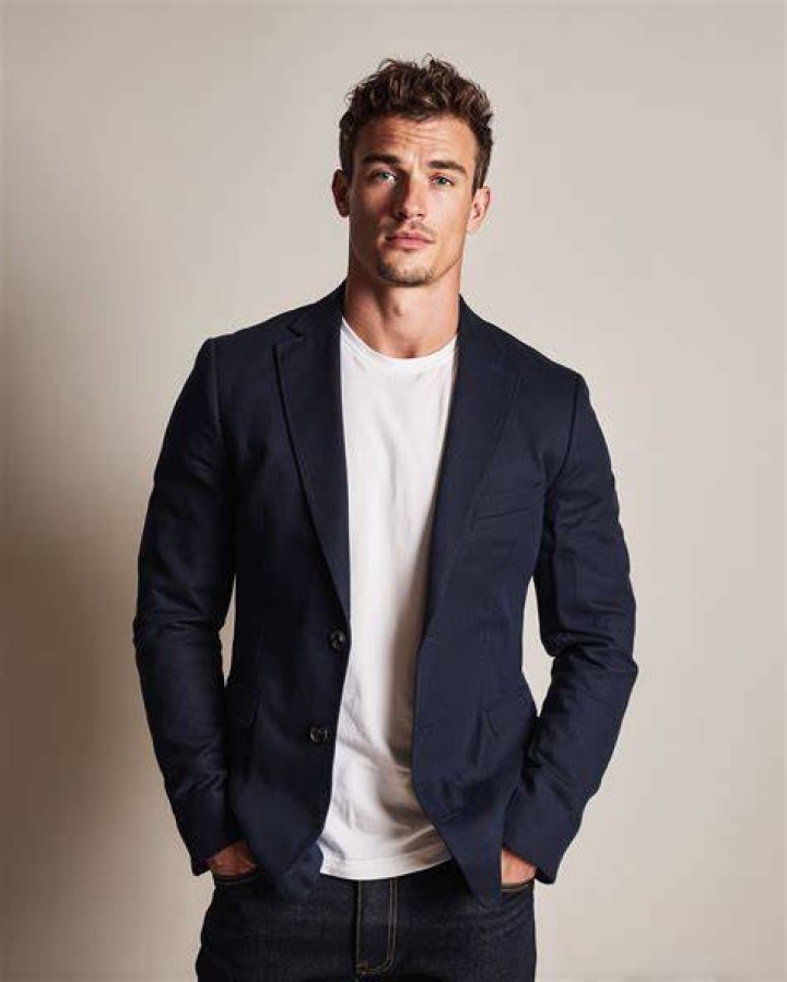 white jeans, tee shirt, blazer, and hat