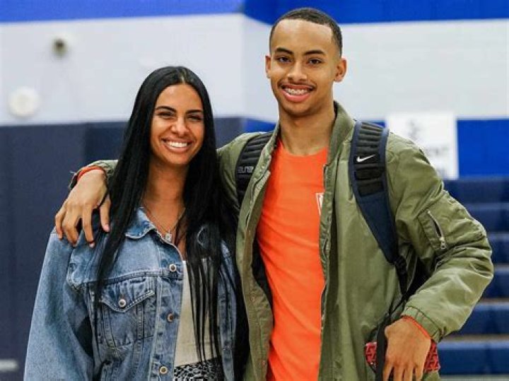 Who is Amari Bailey's dad?