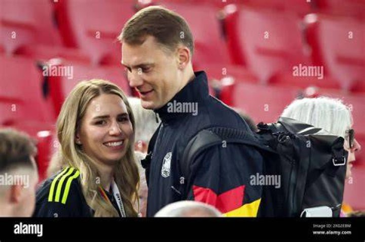 Who is Neuer wife?