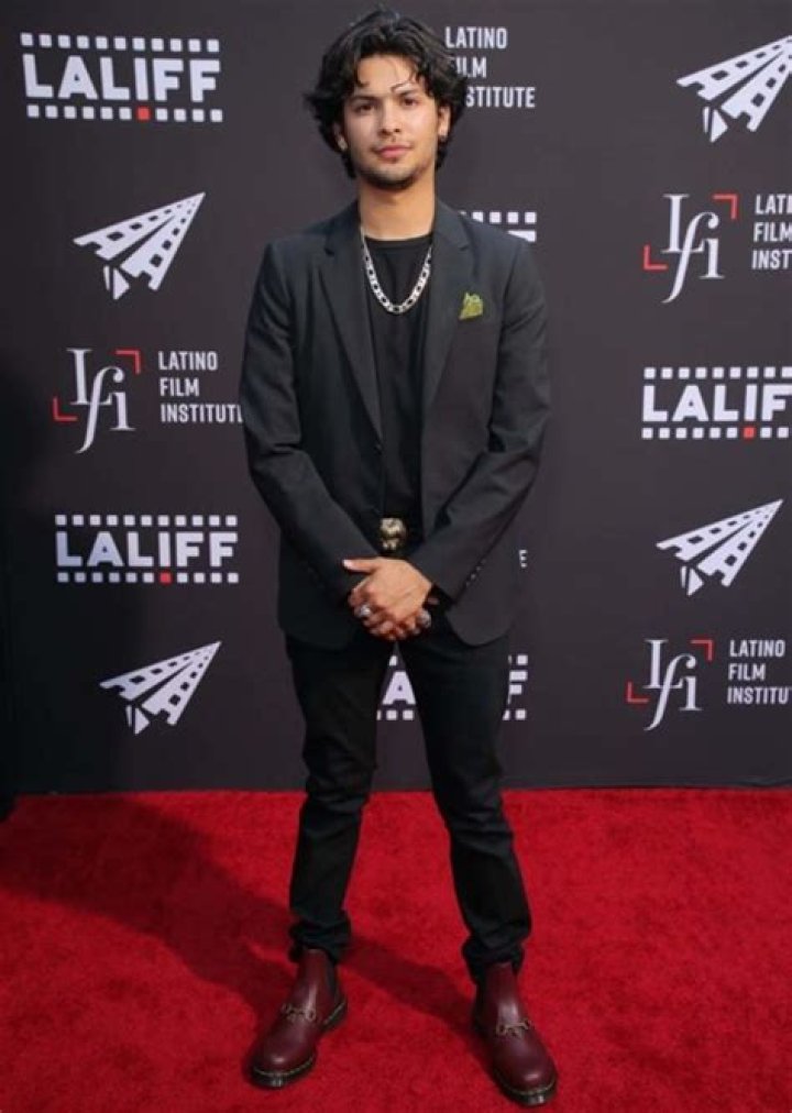 Xolo Maridueña Height In Feet: Understanding His Physical Presence