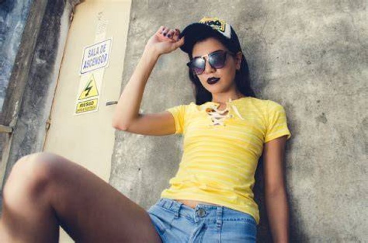 Yellow, Eyewear, Glasses, Smile, T-shirt, Room, Muscle, Plant, Vision care, 