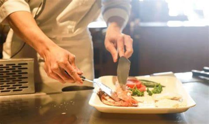 تفسير رؤية الميت يحضر طعام في المنام