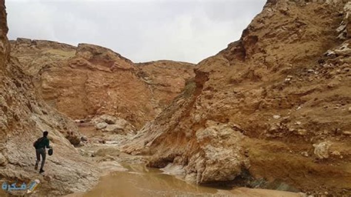 تفسير رؤية خروج الماء من الارض والجبل والصخر في المنام