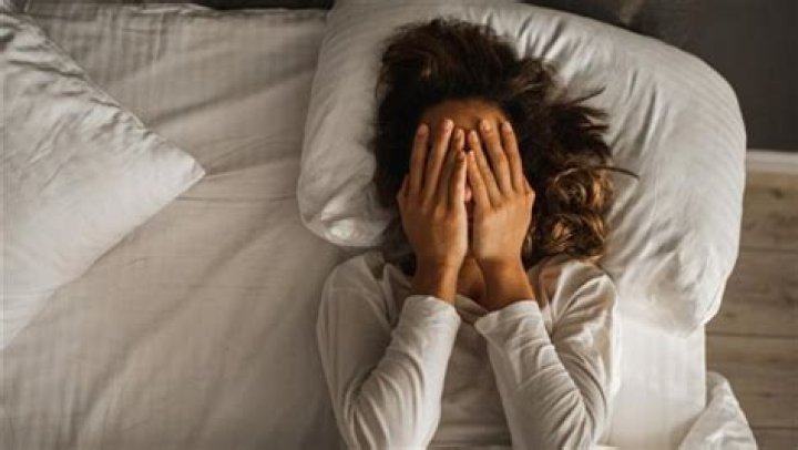 على ماذا يدل احتضان المخدة أثناء النوم