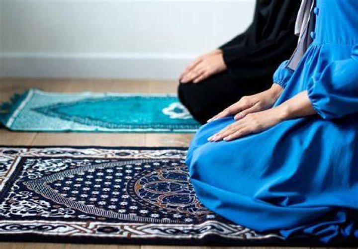 هل صلاة التراويح في البيت جهرًا أم سرا